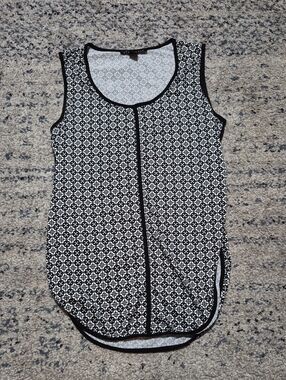 Sleeveless Black & White Geometric Scoop Neck Tank